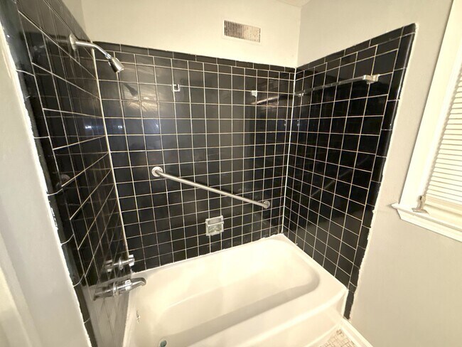 Building Photo - 1497 Maxine St