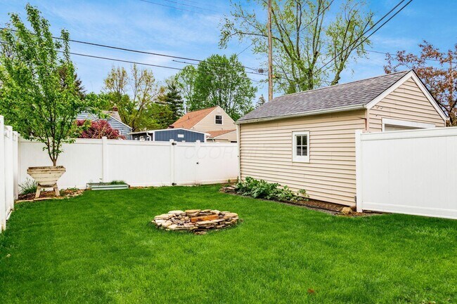 Building Photo - 230 E Royal Forest Blvd