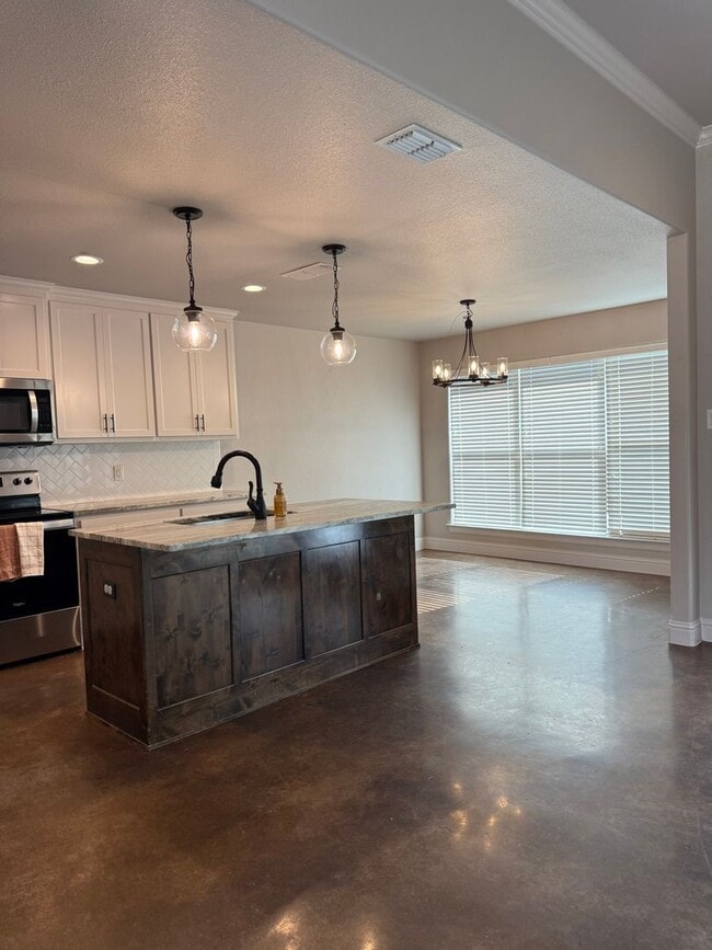 Building Photo - HORSE PROPERTY 4/2/2 + 4 acres in Peaster ...