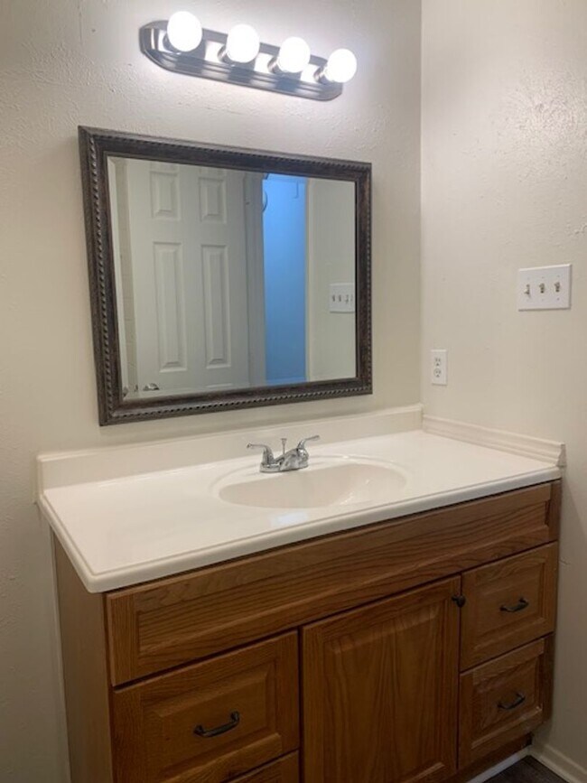 Building Photo - Move in ready! 3 Bedroom, 2 Full Bath Home...