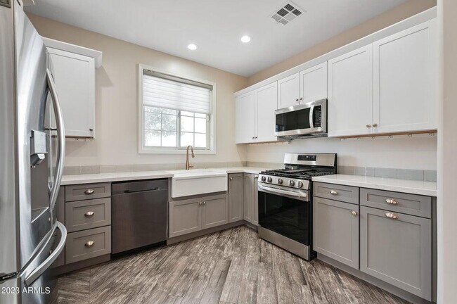 Building Photo - 3853 E Sabra Ln