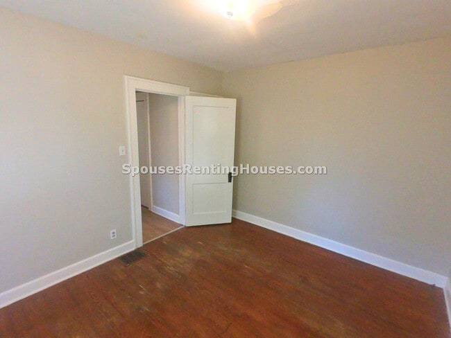 Building Photo - 1427 N Gladstone Ave