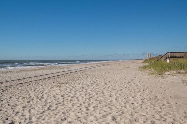 Building Photo - OFF-SEASON MONTHLY RENTAL WILL HELP WITH THOSE WINTER BLUES