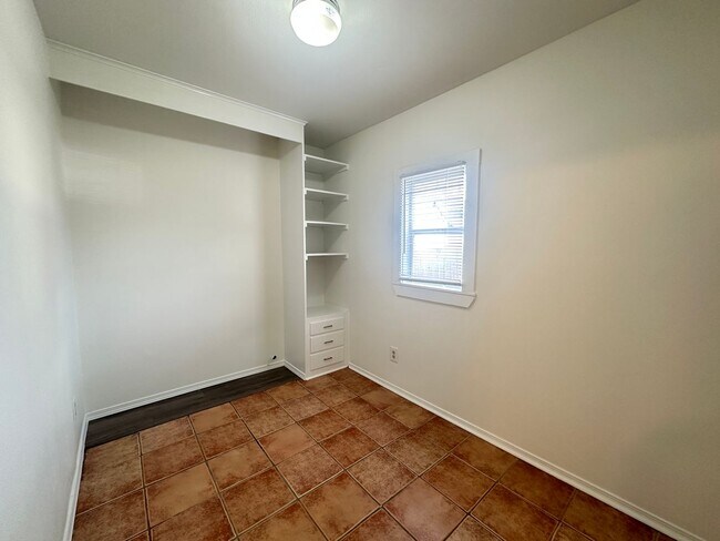 Building Photo - 2882 Mackey Ln