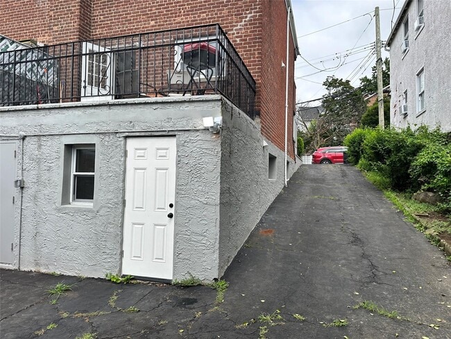 Building Photo - 216 1st St