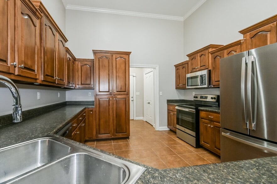 Building Photo - 3373 Champion Hills Dr