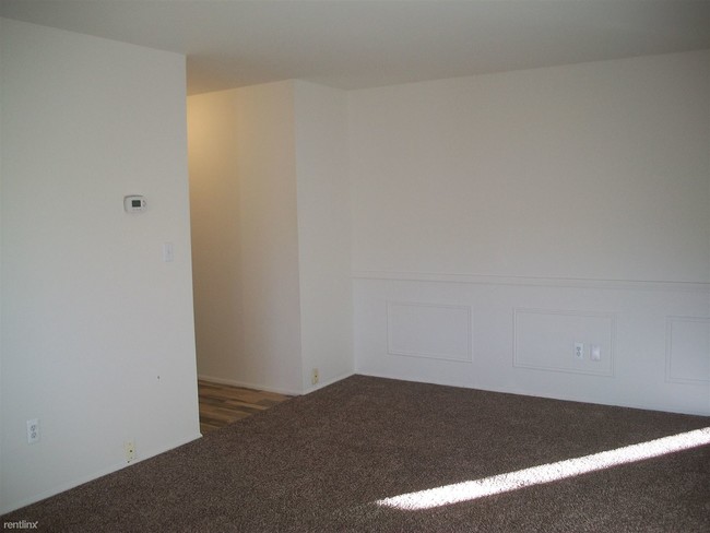 Building Photo - 2 br, 1 bath Apartment - Orchard Manor