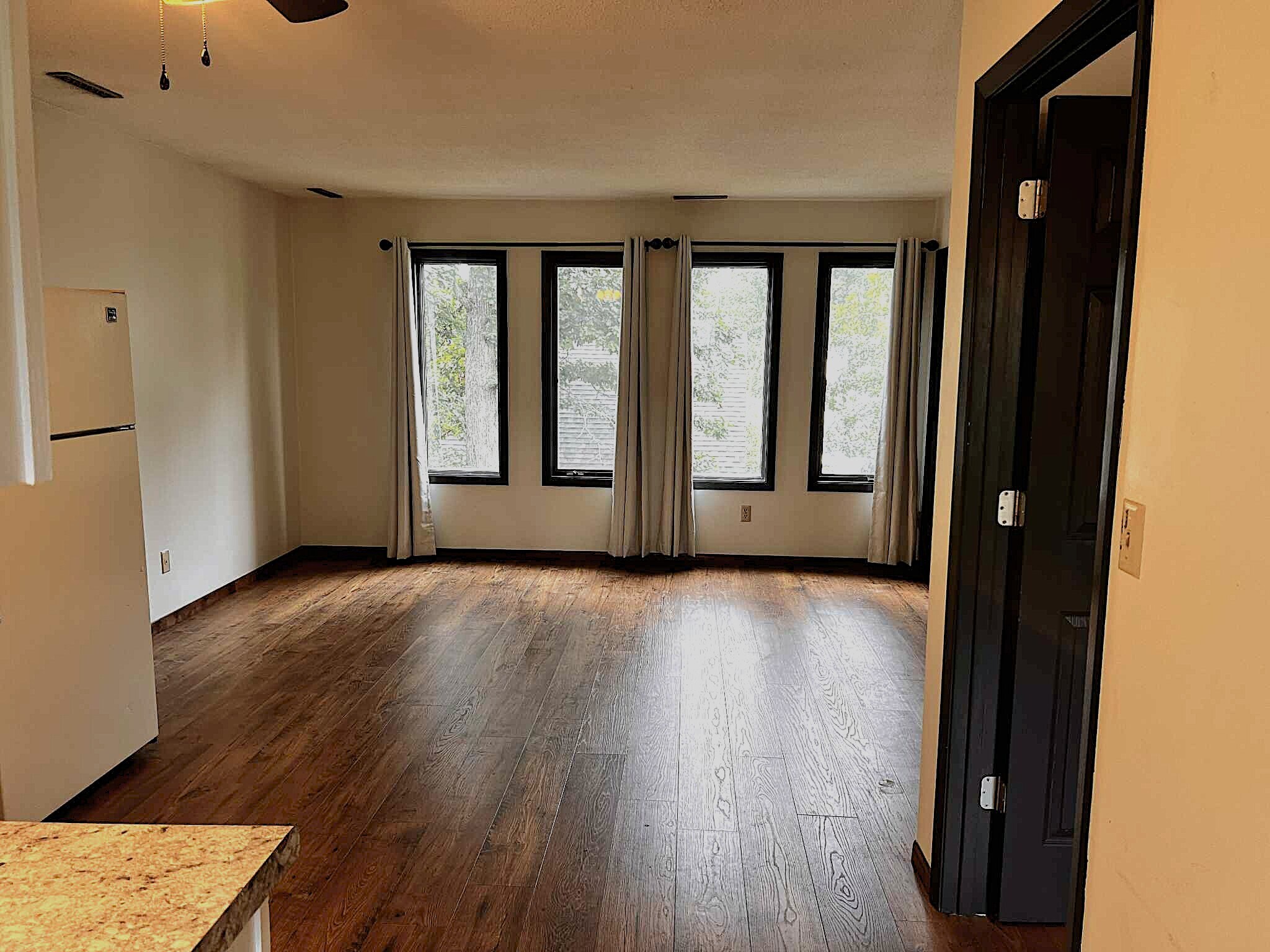 Building Photo - 1421 Eastview Dr