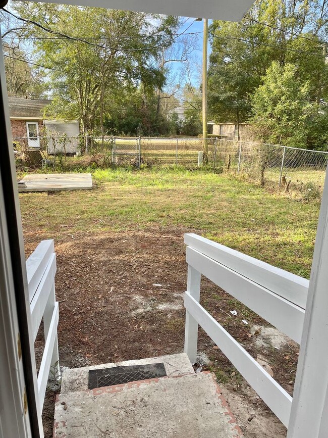 Building Photo - 2 Bed / 2 Bath with office space Home for Rent – Renovated Kitchen & Fenced Backyard