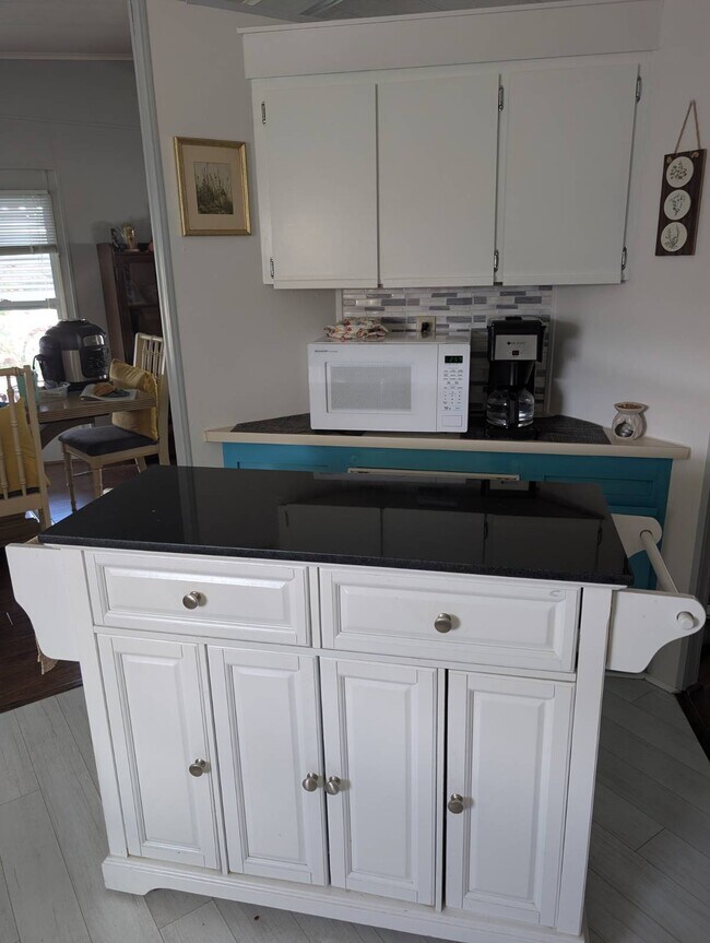 Building Photo - 280 Country Club Dr