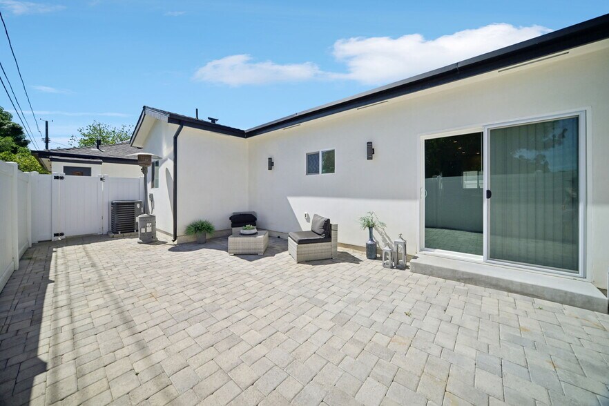 Building Photo - 8436 Oakdale Ave