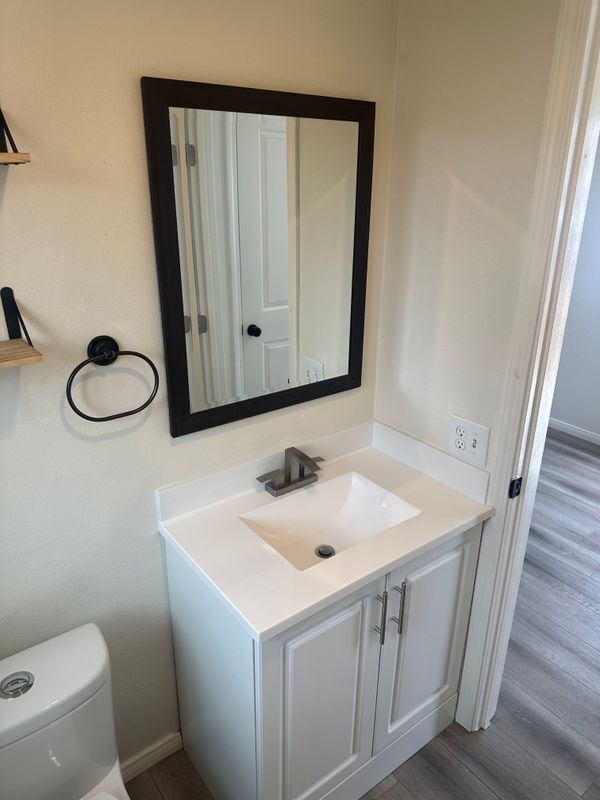 Building Photo - 931 E 6th St