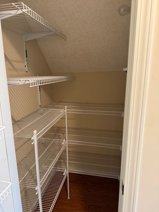 Building Photo - Weaverville - Well Kept Townhome with Flex Space