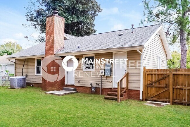 Building Photo - 3 Bedroom Pet-Friendly Home in Charlotte, NC with Main Street Renewal