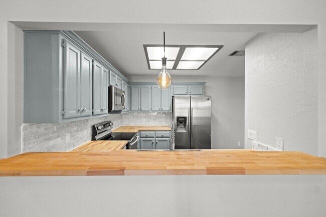 Building Photo - 820 Mica Ln