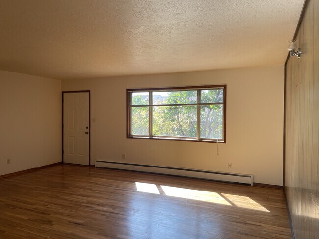 Building Photo - 2 Bedroom / 1 Bathroom Ground-Floor Apartment on SE Gladstone
