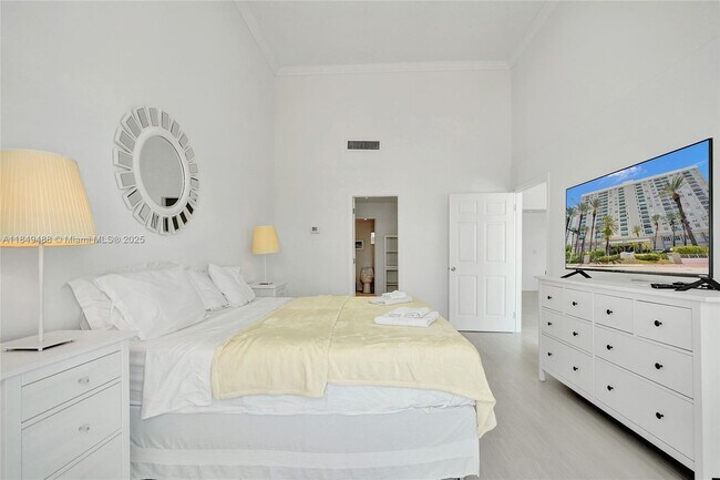 Building Photo - 6770 Indian Creek Dr