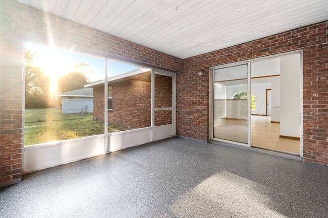 Building Photo - Spacious 3-bed/2-bath Home for Rent in Silver Spring Shores