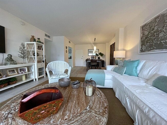 Building Photo - 500 Bayview Dr