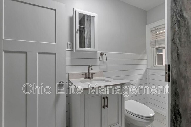 Building Photo - 618 Lilley Ave