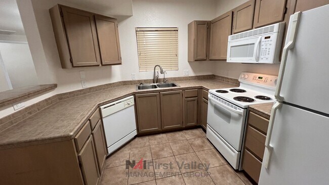 Building Photo - 2 Bedrooms, 2 Baths
