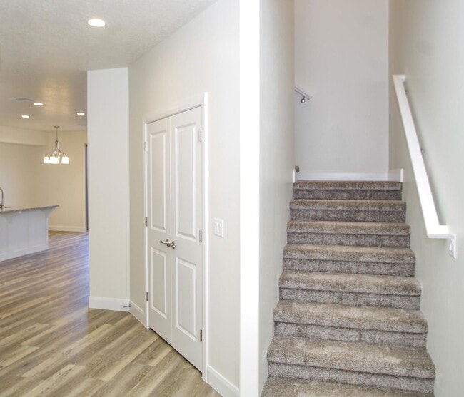 Building Photo - Vaulted ceiling home with Master bedroom O...