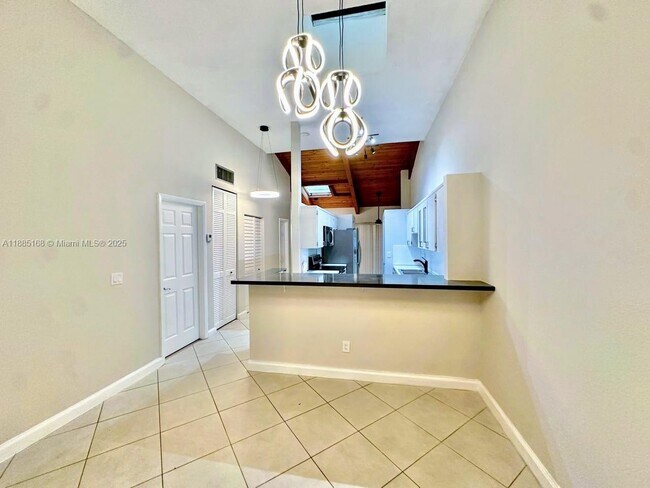 Building Photo - 2753 Parkview Dr S
