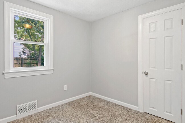 Building Photo - Coming Soon! Spacious 3 Bedroom, 1 Bath Ho...