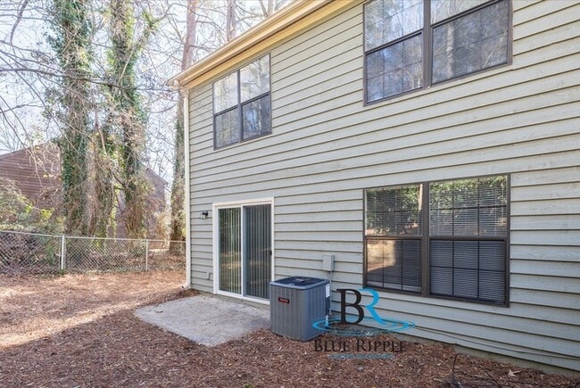 Building Photo - Spacious 3BR/2Bth Prime Smyrna Location on Dead End Street! Move in Special