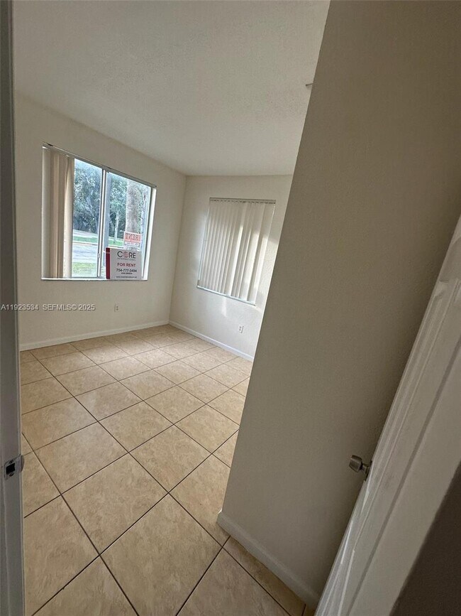 Building Photo - 2505 SE 14th Ave