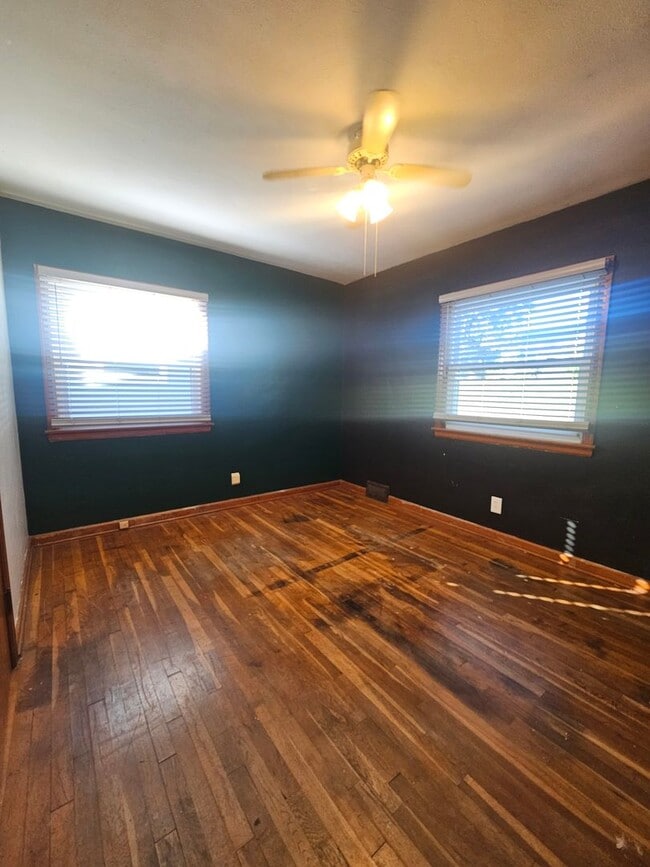 Building Photo - There is a $25 fee per application and eve...
