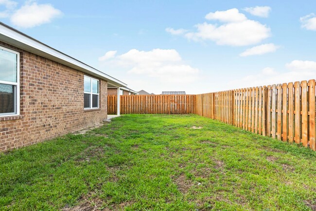 Building Photo - Redstone Commons 4bed/2bath Available Now!