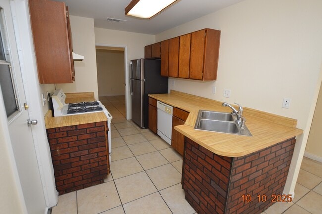 Building Photo - 90 Parrish Ln