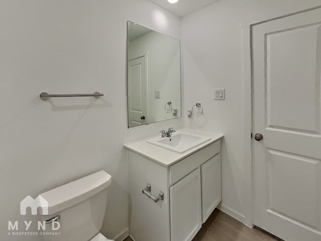Building Photo - 233 Poplar Pl