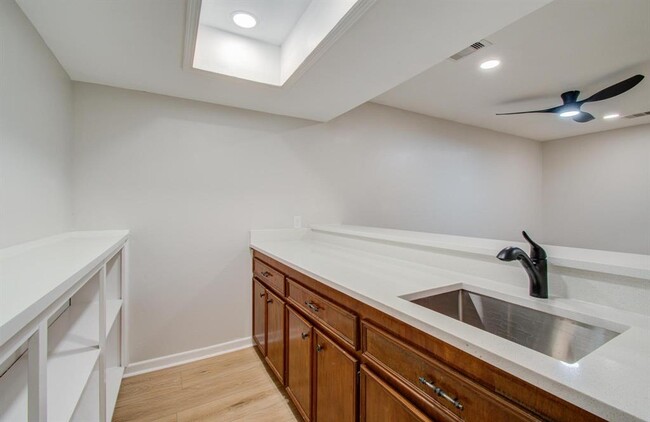 Building Photo - 2202 Briarview Dr