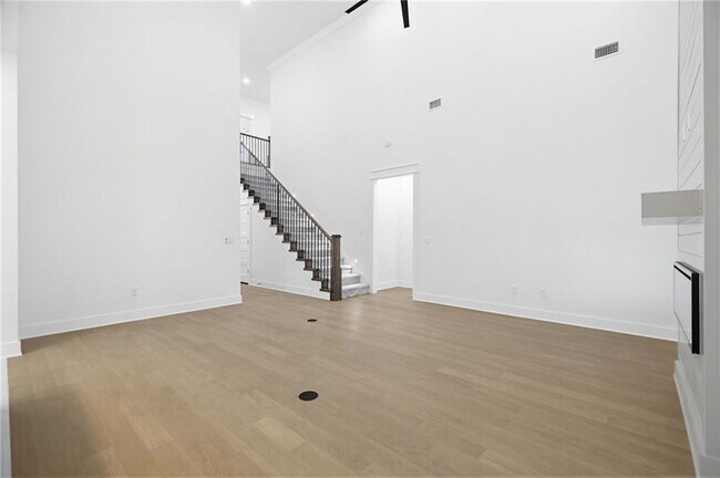 Building Photo - 431 Hedge Dr