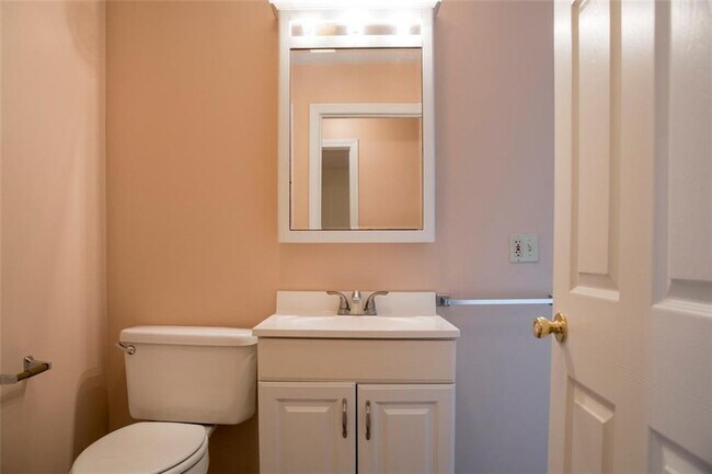 Building Photo - 2840 Hartford Ave