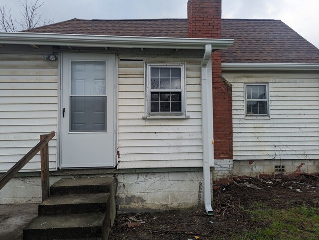 Building Photo - Freshly renovated 4 bedroom 2 bath home in...