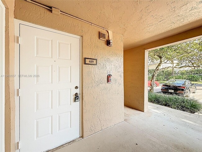 Building Photo - 9877 Westview Dr