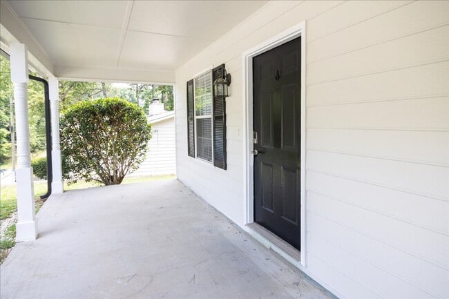 Primary Photo - Newly Renovated 3bd/2ba Duplex Unit in Con...