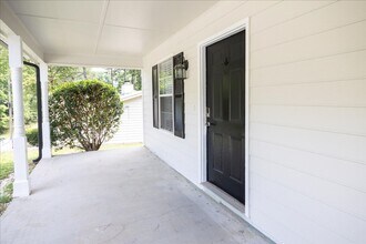 Building Photo - Newly Renovated 3bd/2ba Duplex Unit in Con...