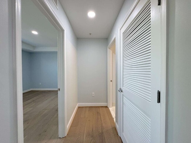 Building Photo - "Chic Urban Retreat: Stylish 1-Bed Condo with Hardwood Elegance in the Heart of Alexandria!"
