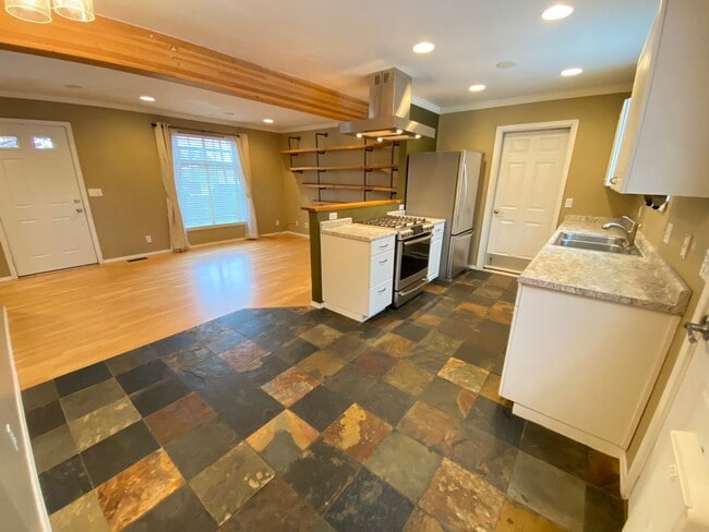 Building Photo - Beautiful 3 Bedroom Home with Custom Touches!