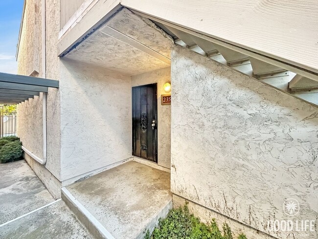 Building Photo - Beautiful 2B/2BA Condo in Pacific Beach w/ Parking & Swimming Pool!