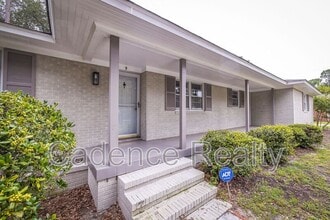 Building Photo - 9 Castlewood Dr