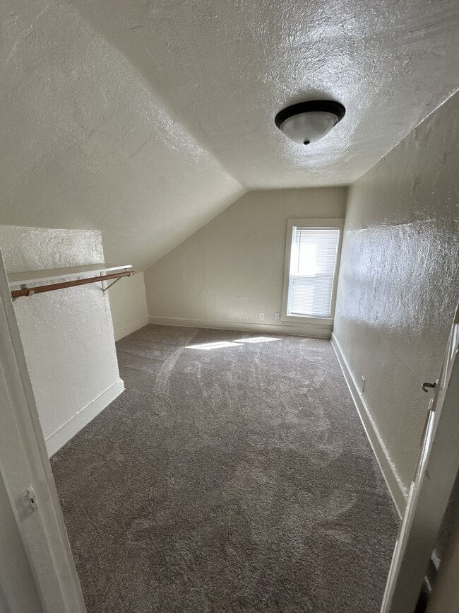 Building Photo - 411 W 9th St