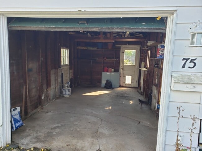 Building Photo - Charming 3 bedroom single family home loca...