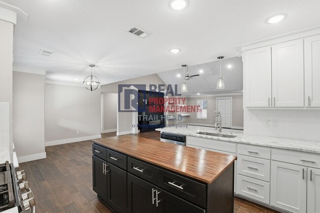 Building Photo - Spacious 3 Bedroom Home in Gated Canyon Creek