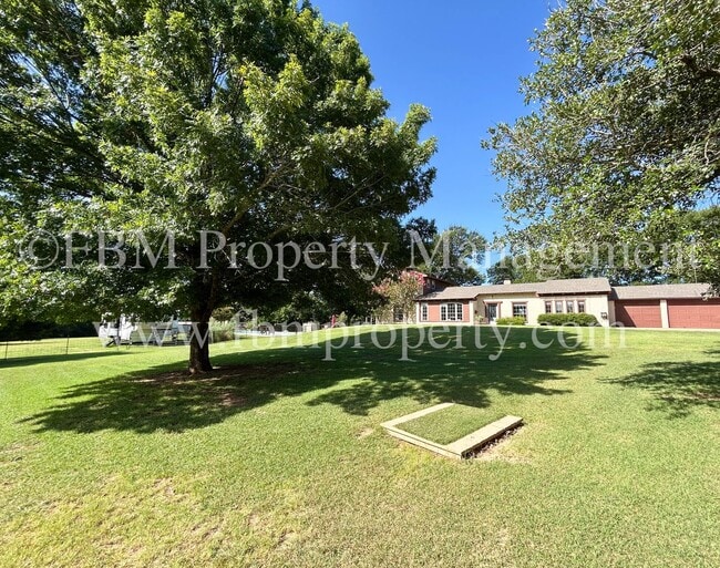 Building Photo - 654 S Falling Leaves Dr