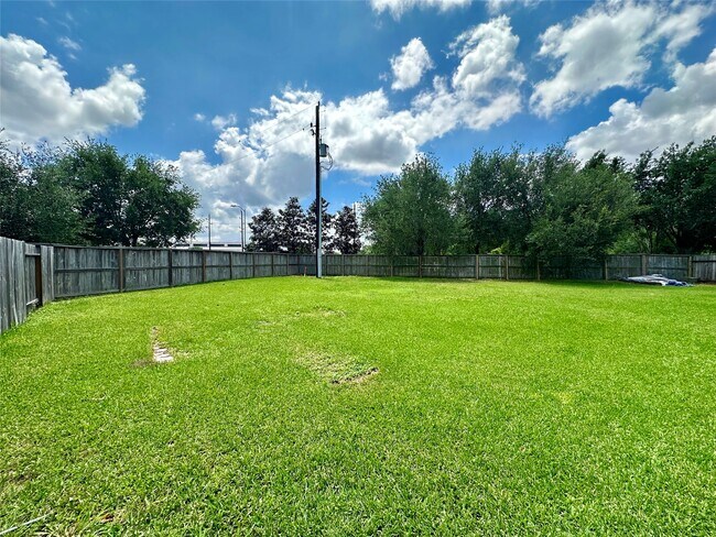 Building Photo - 18622 Each Elm Way